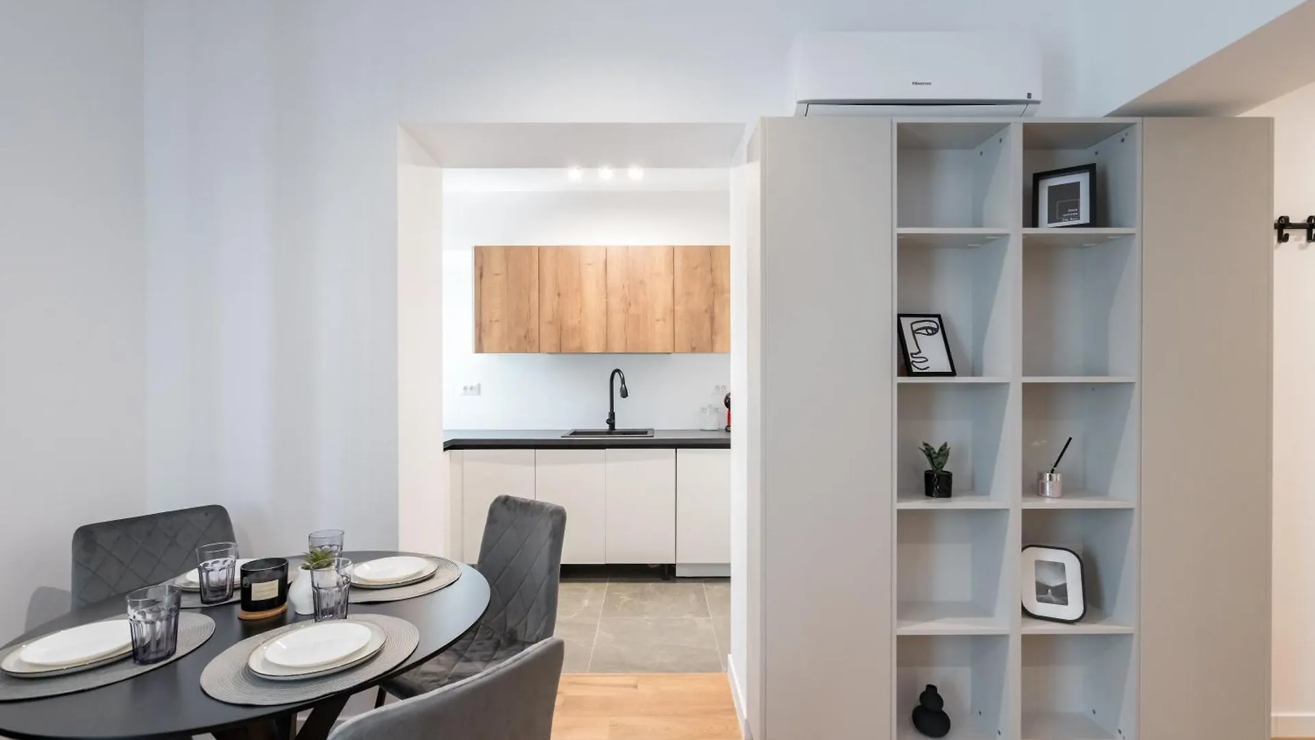 Maze Stripe In One Cotroceni 1Br Apartment Bucharest Romania